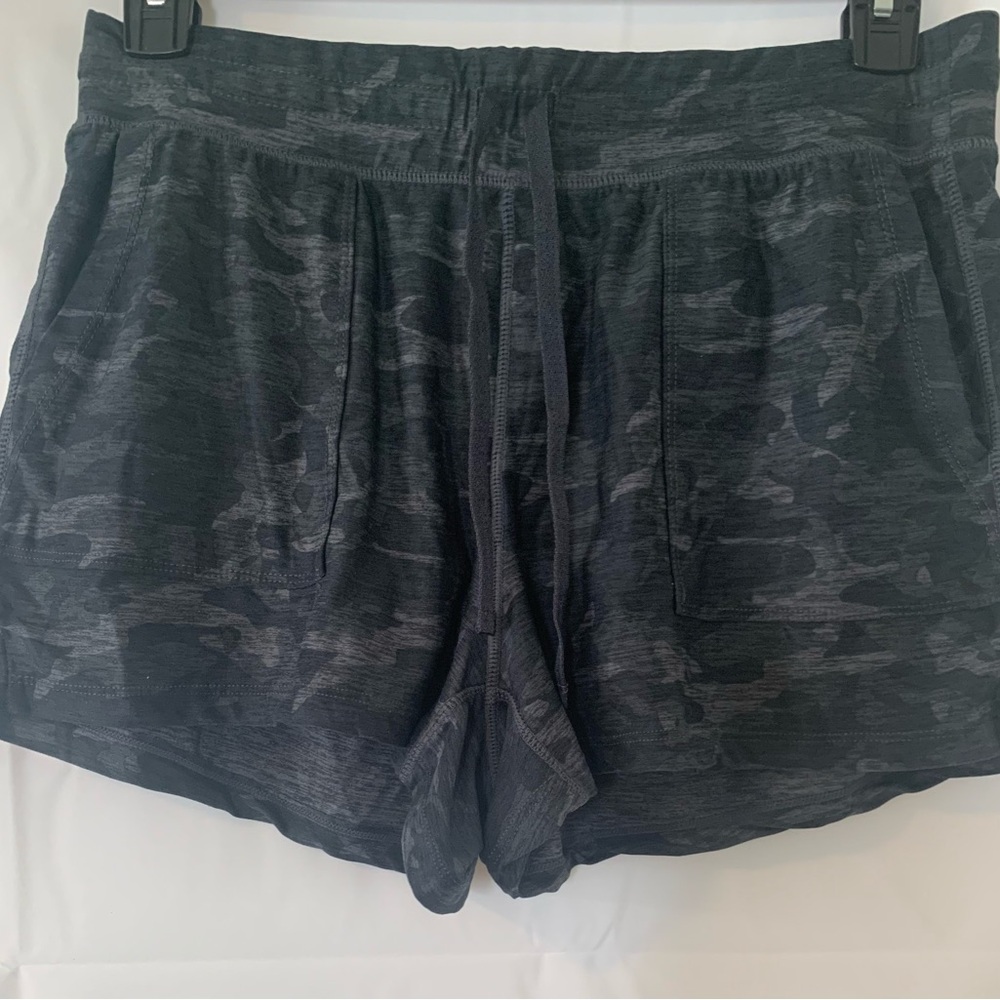 90 Degree by Reflex Women's Black & Gray Camouflage athletic Shorts LARGE